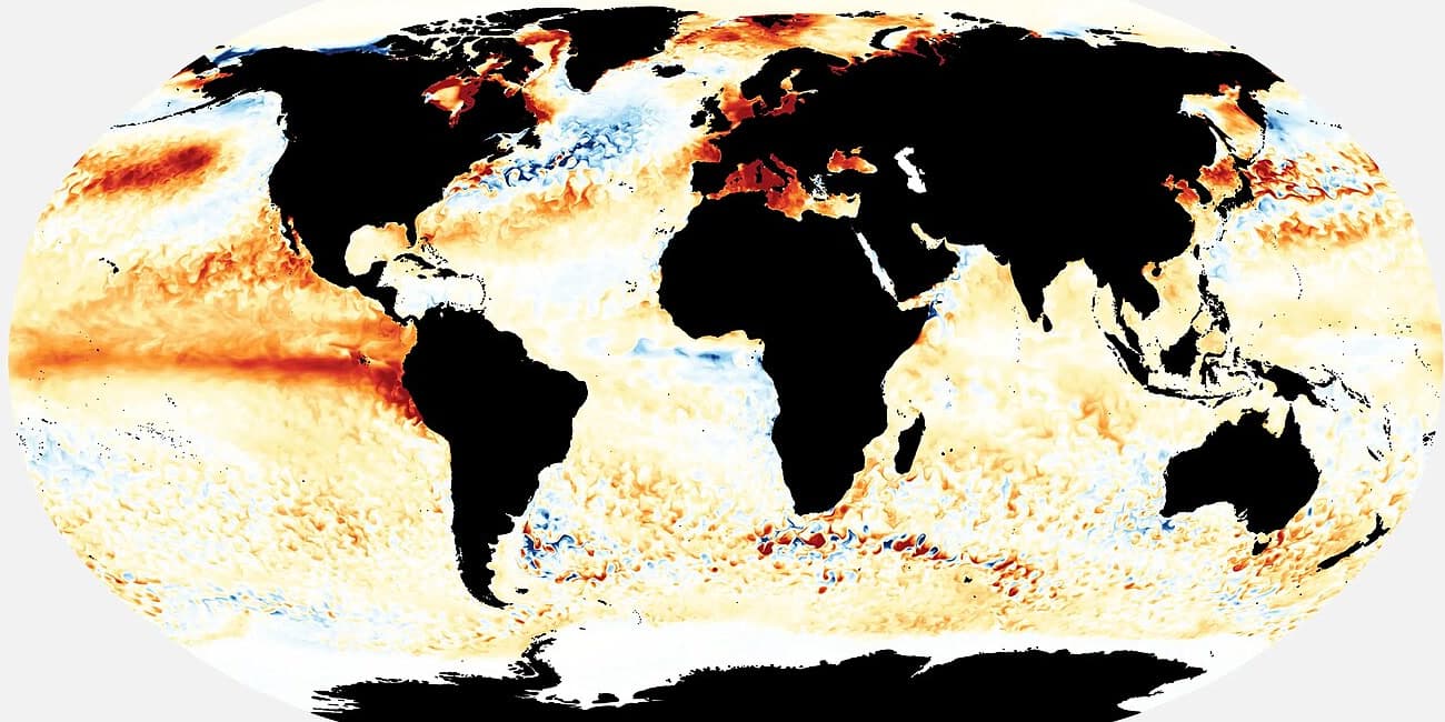 Mapa-múndi da temperatura da superfície do mar, com uma faixa alaranjada de águas mais quentes que o normal no Pacífico equatorial, junto à costa da América do Sul
