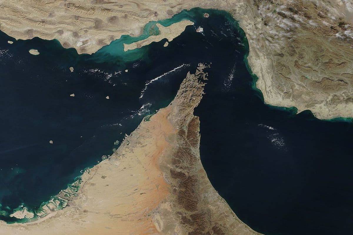 Imagem de satélite do Estreito de Ormuz, com a costa do Irã no alto, a península de Musandam ao centro e o litoral dos Emirados Árabes Unidos à esquerda