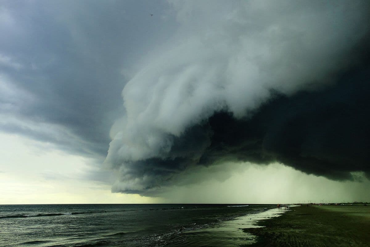 Nuvem escura de tempestade se aproximando sobre o mar