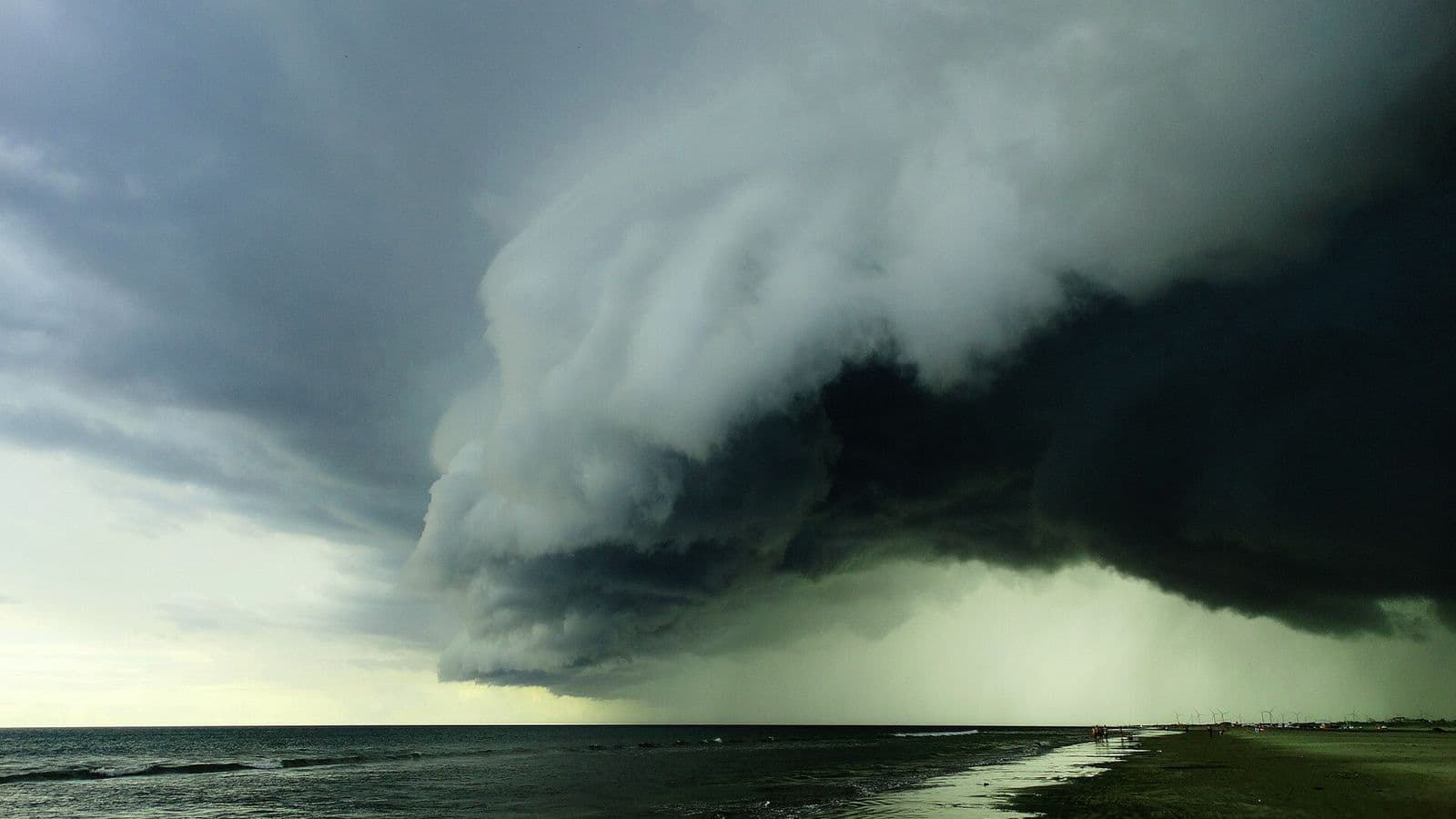 Nuvem escura de tempestade se aproximando sobre o mar
