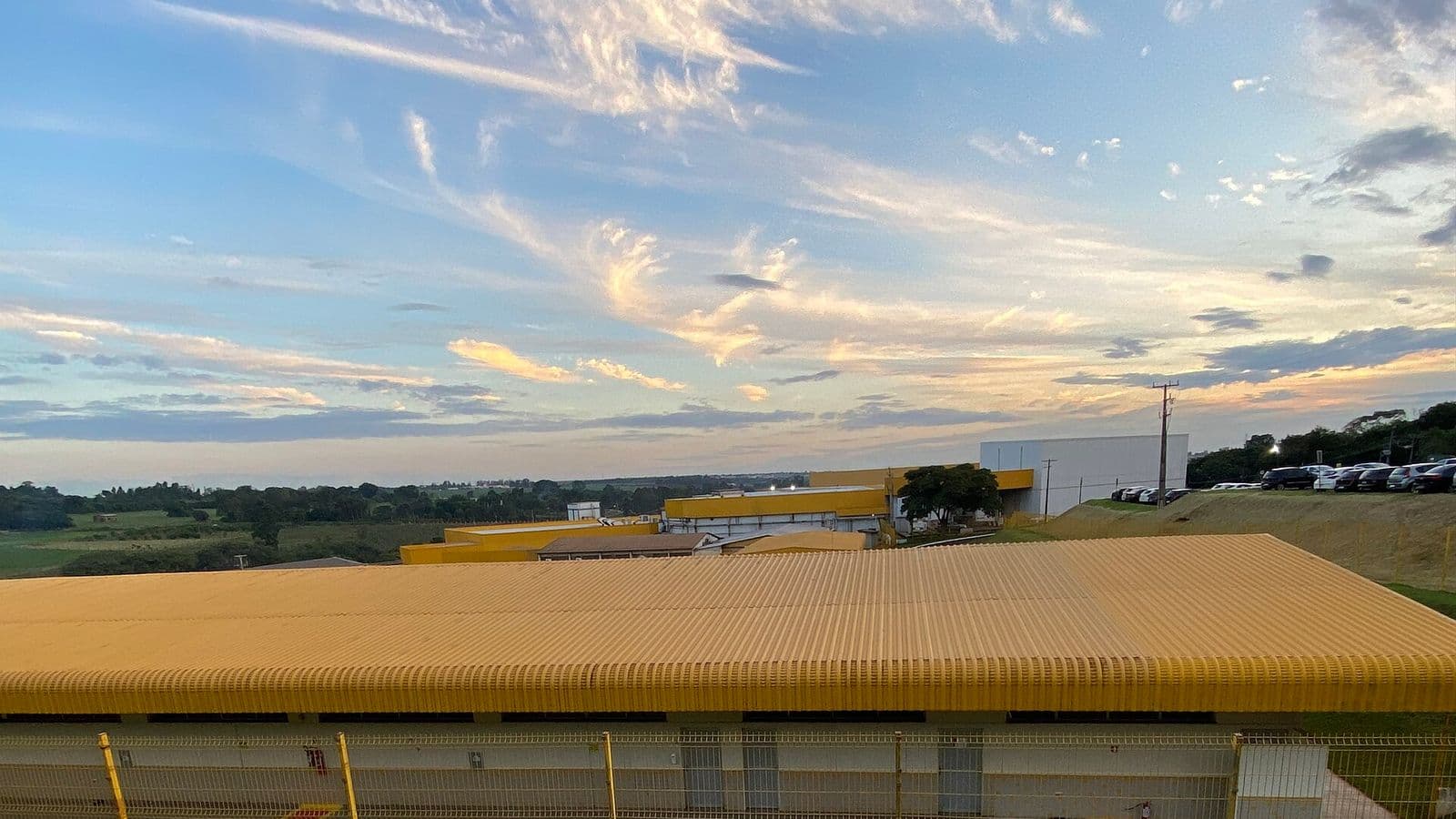 Galpões de um frigorífico de aves vistos ao entardecer