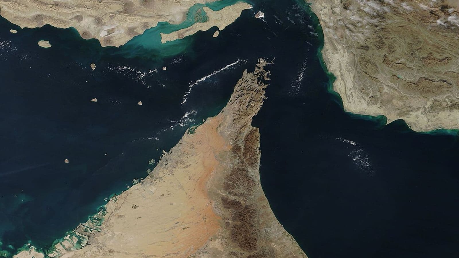 Imagem de satélite do Estreito de Ormuz, com a costa do Irã no alto, a península de Musandam ao centro e o litoral dos Emirados Árabes Unidos à esquerda