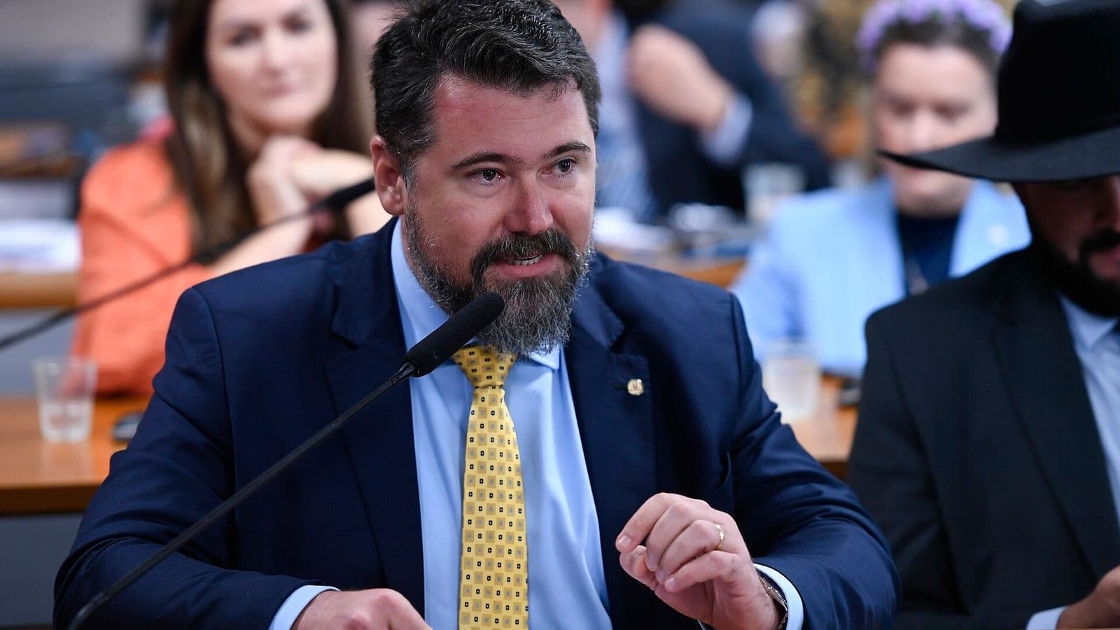 Marcos Pollon fala ao microfone em audiência na Comissão de Constituição e Justiça do Senado